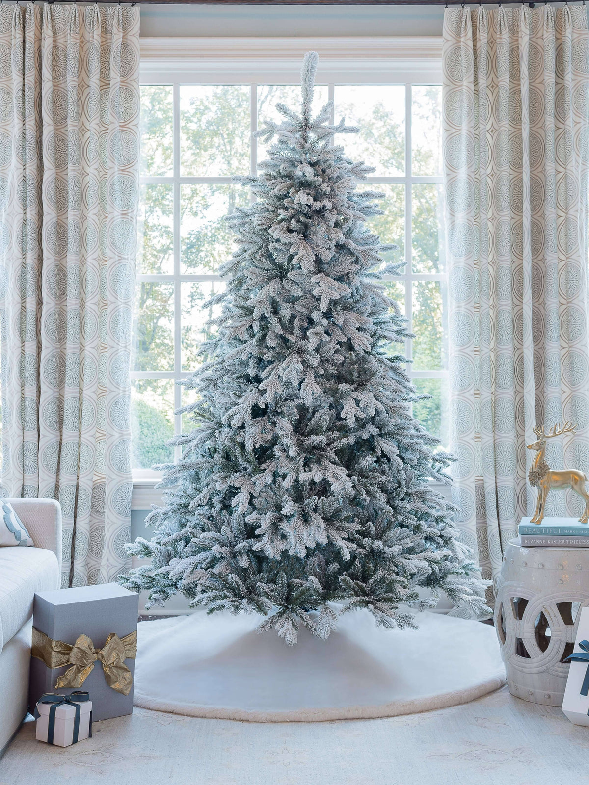 7.5' Queen Flock Artificial Christmas Tree with 800 Warm White LED Lights